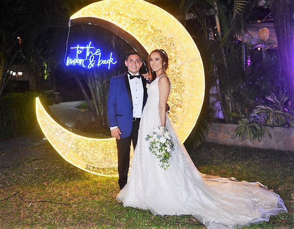 Bajo la luna y las estrellas se dan el “Sí acepto” Melanie Casanova y Daniel Vallecillo