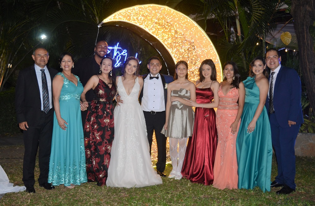 Bajo la luna y las estrellas se dan el “Sí acepto” Melanie Casanova y Daniel Vallecillo