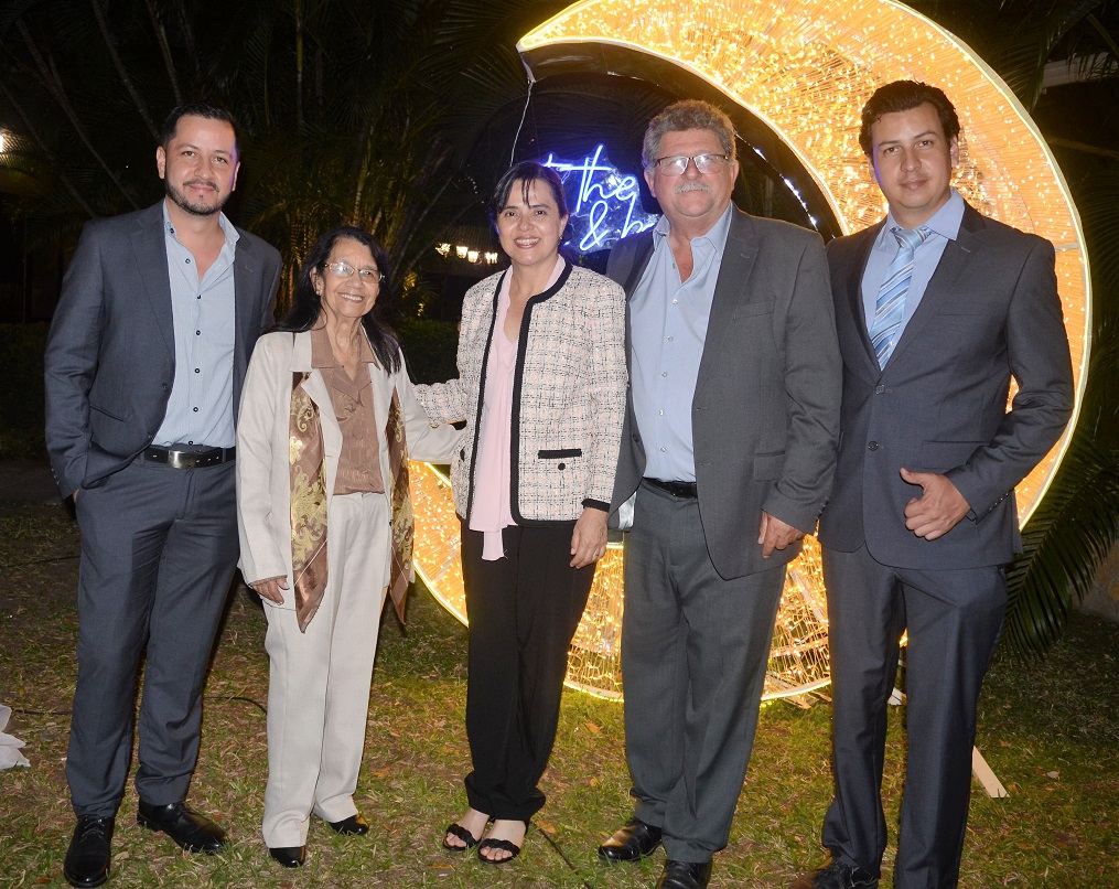 Bajo la luna y las estrellas se dan el “Sí acepto” Melanie Casanova y Daniel Vallecillo