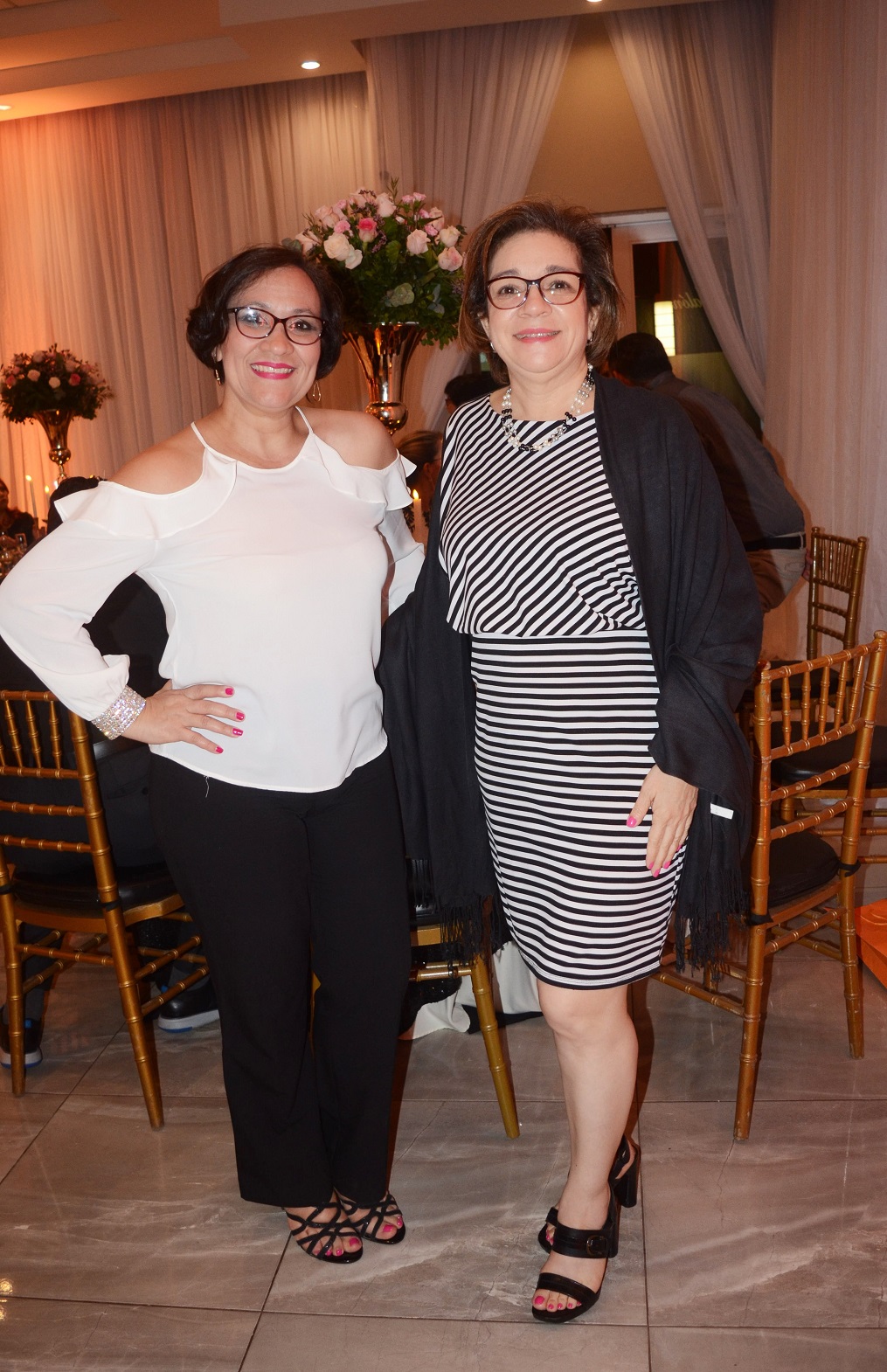 De porte impecable y muy bella lució la agasajada, quien se decantó por un atuendo en verde, acompañándolo con fina bisutería y unos elegantes tacones, durante su elegante celebración a la que familiares y amistades acudieron muy puntuales para compartir con ella gratos momentos.