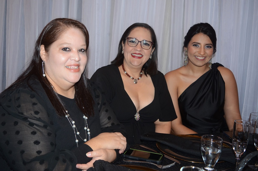 De porte impecable y muy bella lució la agasajada, quien se decantó por un atuendo en verde, acompañándolo con fina bisutería y unos elegantes tacones, durante su elegante celebración a la que familiares y amistades acudieron muy puntuales para compartir con ella gratos momentos.
