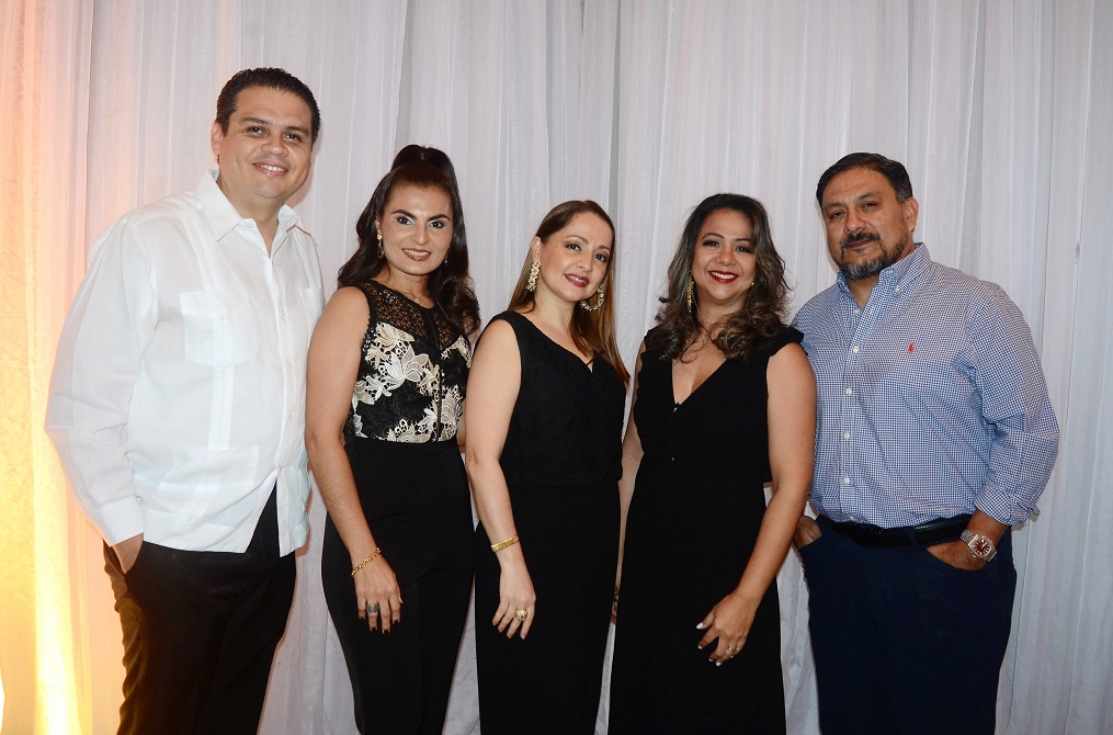De porte impecable y muy bella lució la agasajada, quien se decantó por un atuendo en verde, acompañándolo con fina bisutería y unos elegantes tacones, durante su elegante celebración a la que familiares y amistades acudieron muy puntuales para compartir con ella gratos momentos.