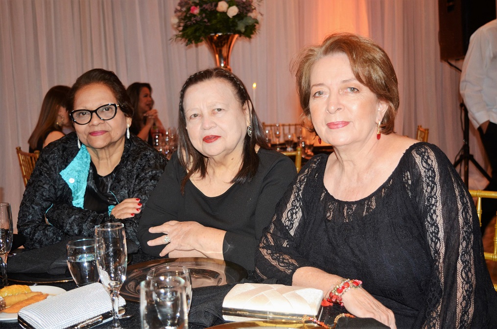 De porte impecable y muy bella lució la agasajada, quien se decantó por un atuendo en verde, acompañándolo con fina bisutería y unos elegantes tacones, durante su elegante celebración a la que familiares y amistades acudieron muy puntuales para compartir con ella gratos momentos.