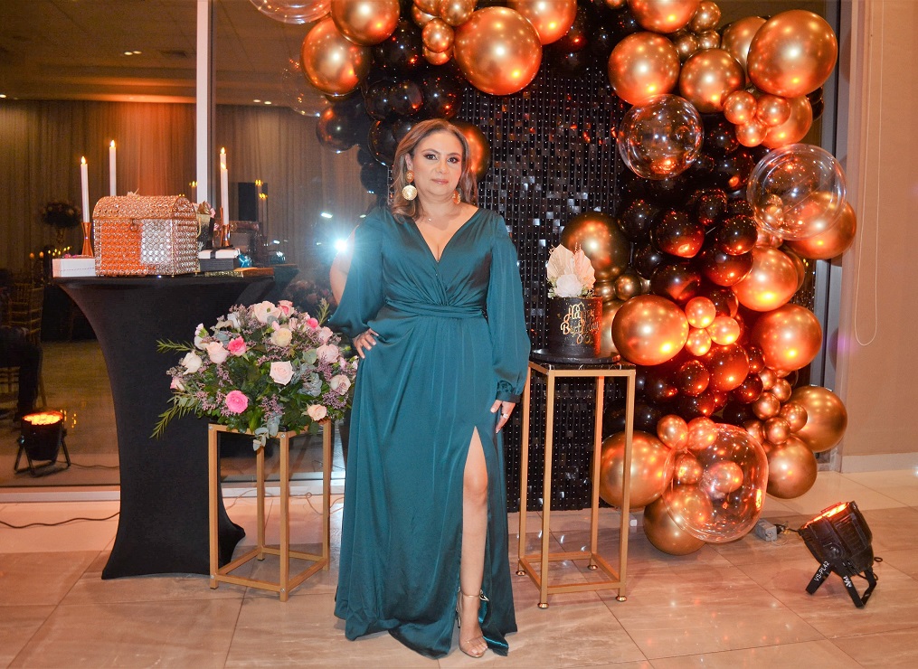 De porte impecable y muy bella lució la agasajada, quien se decantó por un atuendo en verde, acompañándolo con fina bisutería y unos elegantes tacones, durante su elegante celebración a la que familiares y amistades acudieron muy puntuales para compartir con ella gratos momentos.