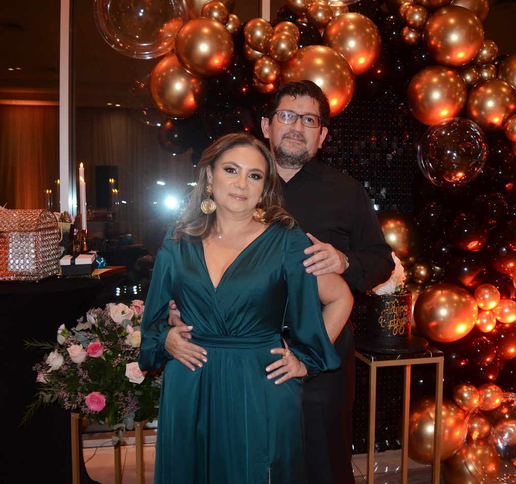 De porte impecable y muy bella lució la agasajada, quien se decantó por un atuendo en verde, acompañándolo con fina bisutería y unos elegantes tacones, durante su elegante celebración a la que familiares y amistades acudieron muy puntuales para compartir con ella gratos momentos.
