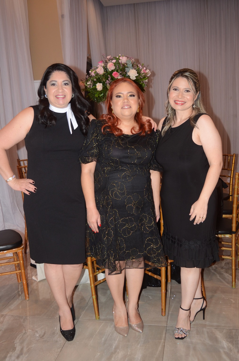 De porte impecable y muy bella lució la agasajada, quien se decantó por un atuendo en verde, acompañándolo con fina bisutería y unos elegantes tacones, durante su elegante celebración a la que familiares y amistades acudieron muy puntuales para compartir con ella gratos momentos.