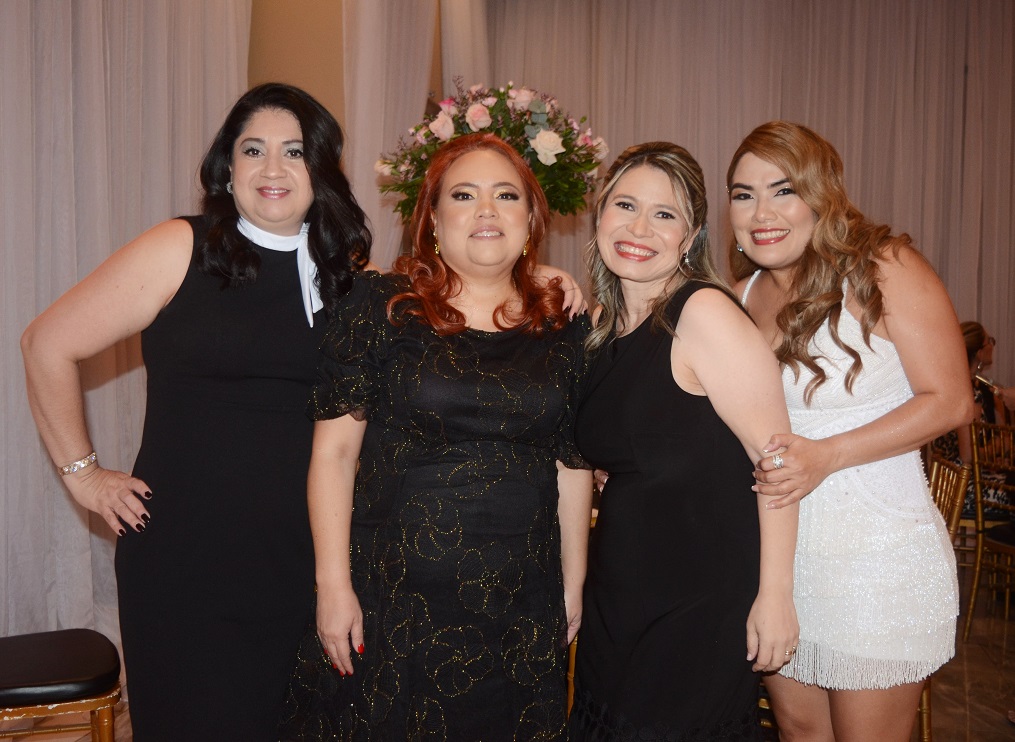 De porte impecable y muy bella lució la agasajada, quien se decantó por un atuendo en verde, acompañándolo con fina bisutería y unos elegantes tacones, durante su elegante celebración a la que familiares y amistades acudieron muy puntuales para compartir con ella gratos momentos.