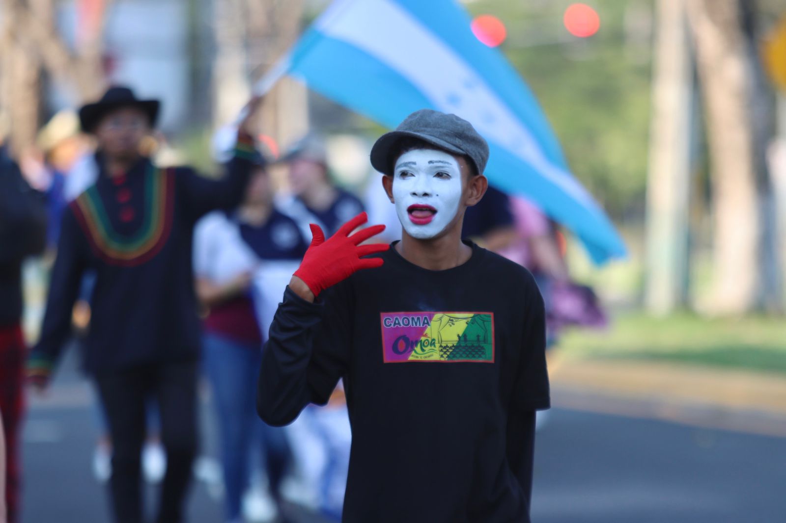 Con desfile artistas sampedranos conmemoran el Día Mundial de Teatro