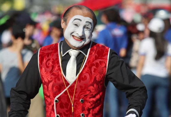 Con desfile artistas sampedranos conmemoran el Día Mundial de Teatro