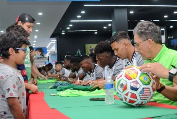 Afición verdolaga acude masivamente a firma de autógrafos en Diunsa Universal en San Pedro Sula