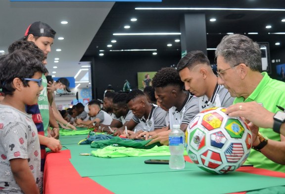 Afición verdolaga acude masivamente a firma de autógrafos en Diunsa Universal en San Pedro Sula