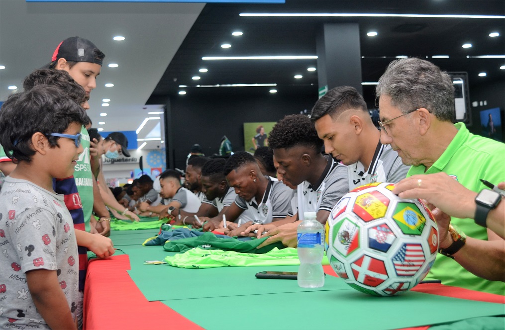Afición verdolaga acude masivamente a firma de autógrafos en Diunsa Universal en San Pedro Sula