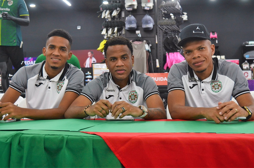 Afición verdolaga acude masivamente a firma de autógrafos en Diunsa Universal en San Pedro Sula