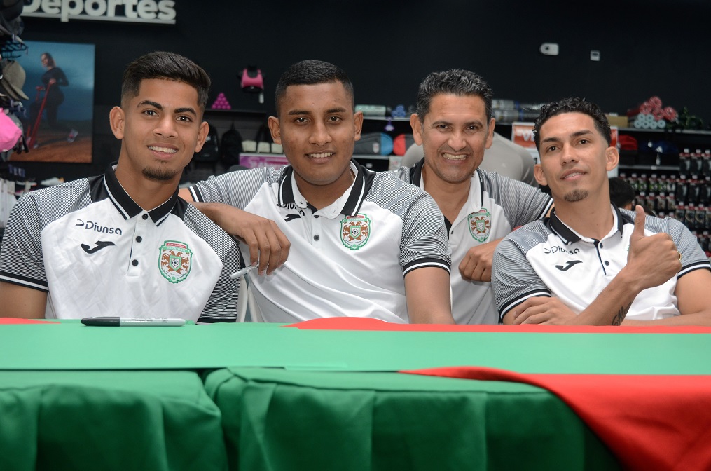 Afición verdolaga acude masivamente a firma de autógrafos en Diunsa Universal en San Pedro Sula