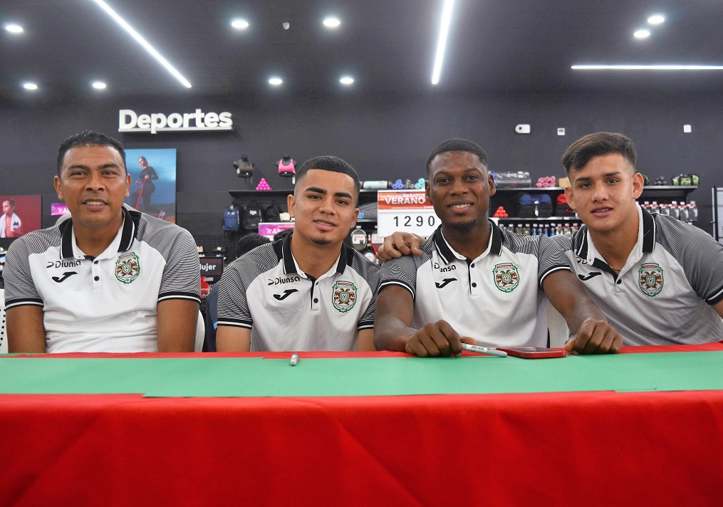 Afición verdolaga acude masivamente a firma de autógrafos en Diunsa Universal en San Pedro Sula