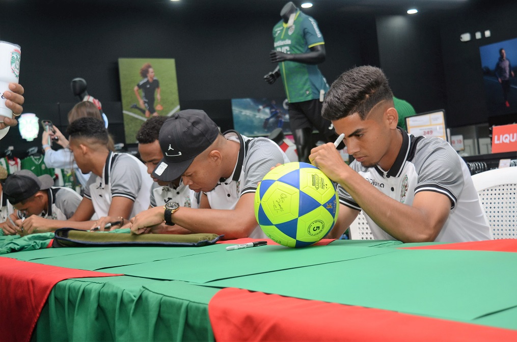 Afición verdolaga acude masivamente a firma de autógrafos en Diunsa Universal en San Pedro Sula