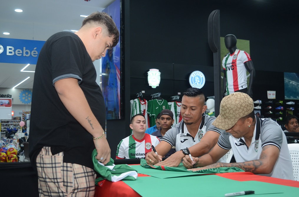 Afición verdolaga acude masivamente a firma de autógrafos en Diunsa Universal en San Pedro Sula