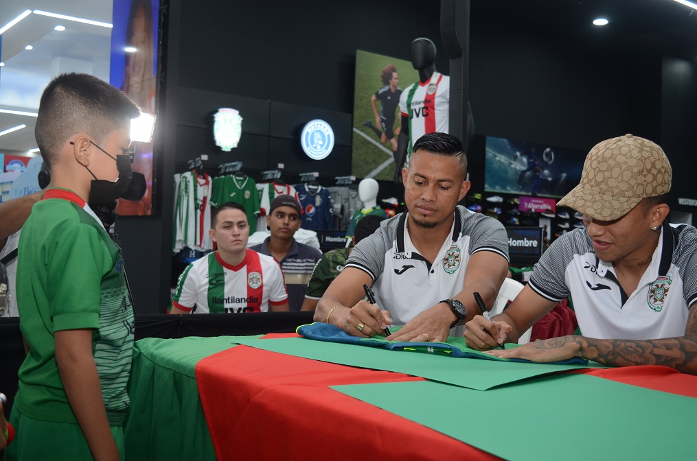 Afición verdolaga acude masivamente a firma de autógrafos en Diunsa Universal en San Pedro Sula