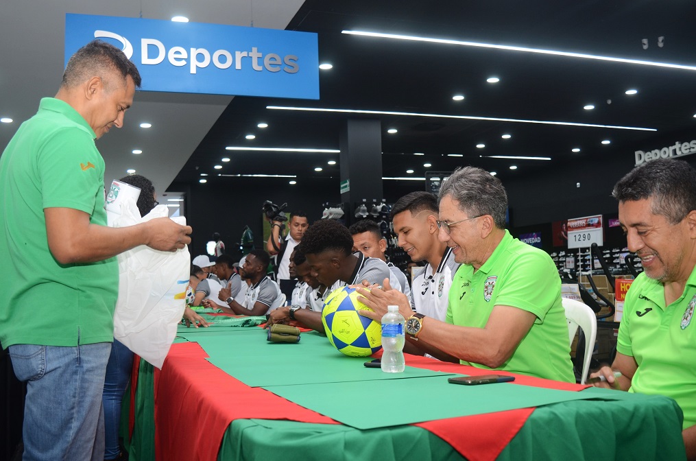 Afición verdolaga acude masivamente a firma de autógrafos en Diunsa Universal en San Pedro Sula