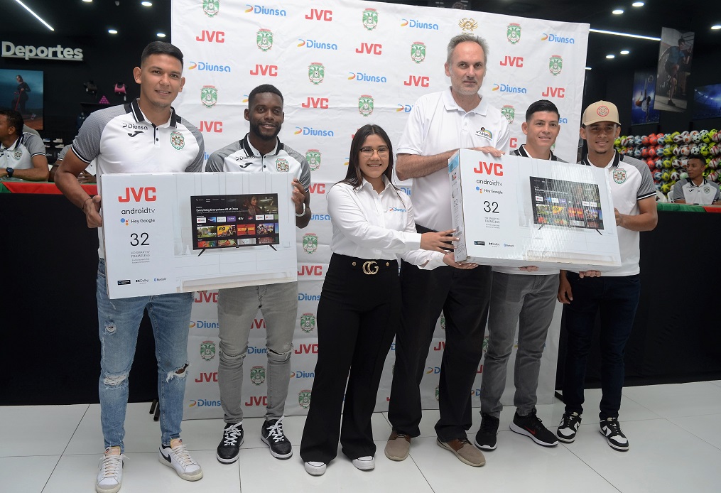 Afición verdolaga acude masivamente a firma de autógrafos en Diunsa Universal en San Pedro Sula