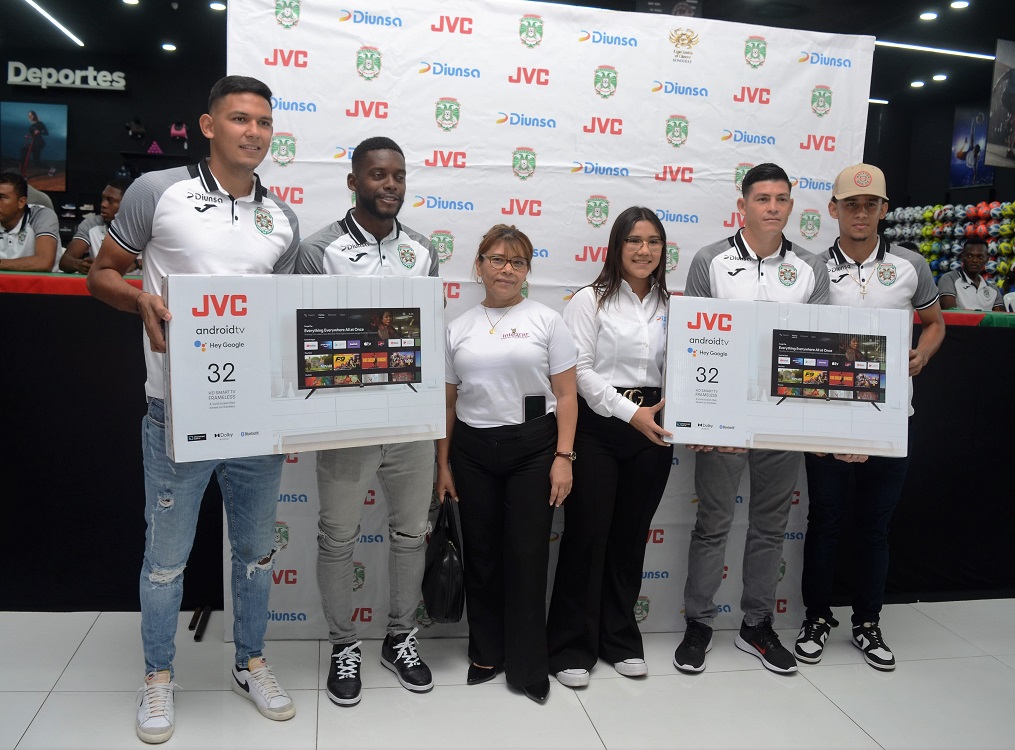 Afición verdolaga acude masivamente a firma de autógrafos en Diunsa Universal en San Pedro Sula