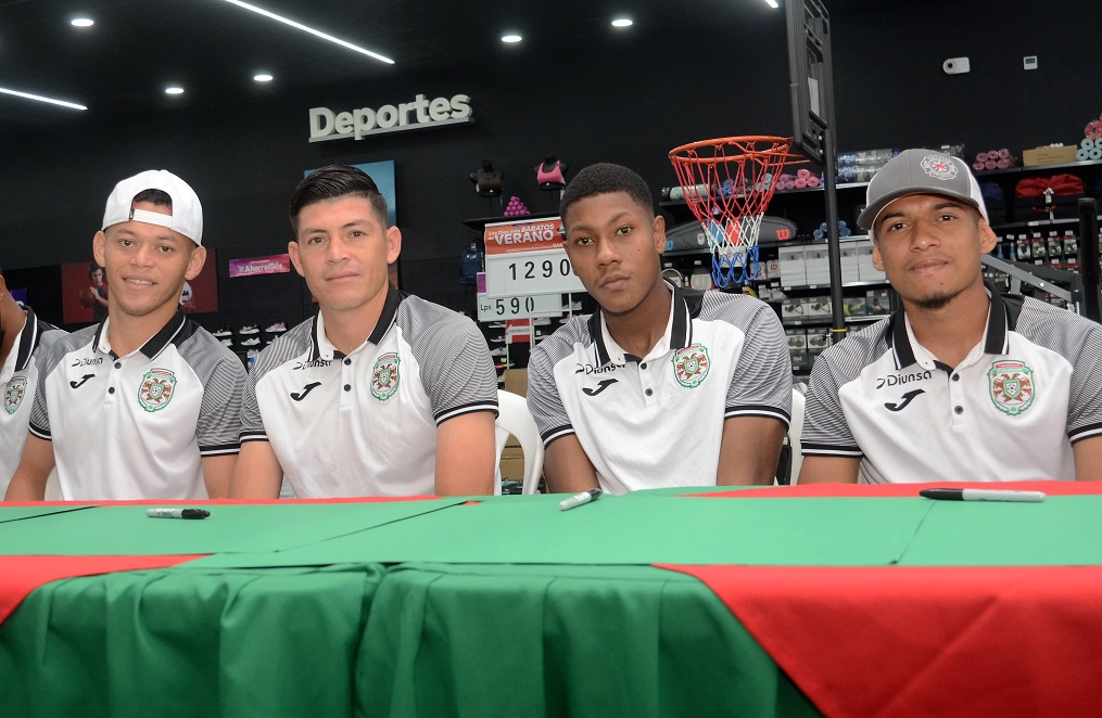Afición verdolaga acude masivamente a firma de autógrafos en Diunsa Universal en San Pedro Sula
