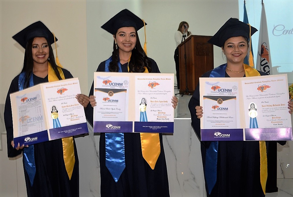 UCENM gradúa 106 nuevos profesionales de la Centésima quinta promoción 