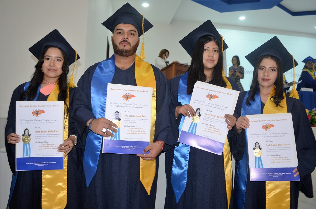 UCENM gradúa 106 nuevos profesionales de la Centésima quinta promoción 