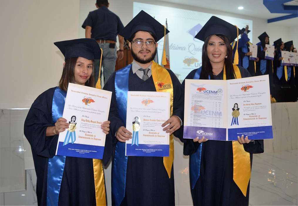 UCENM gradúa 106 nuevos profesionales de la Centésima quinta promoción 