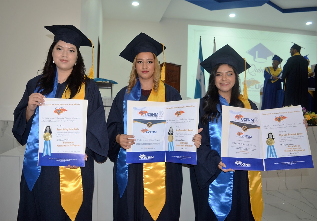 UCENM gradúa 106 nuevos profesionales de la Centésima quinta promoción 