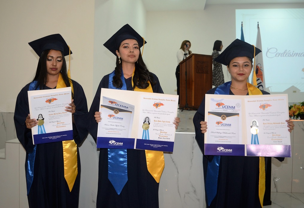 UCENM gradúa 106 nuevos profesionales de la Centésima quinta promoción 