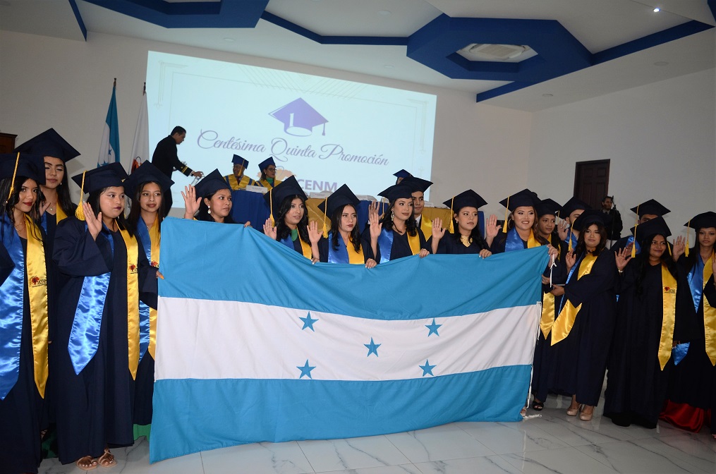 UCENM gradúa 106 nuevos profesionales de la Centésima quinta promoción 