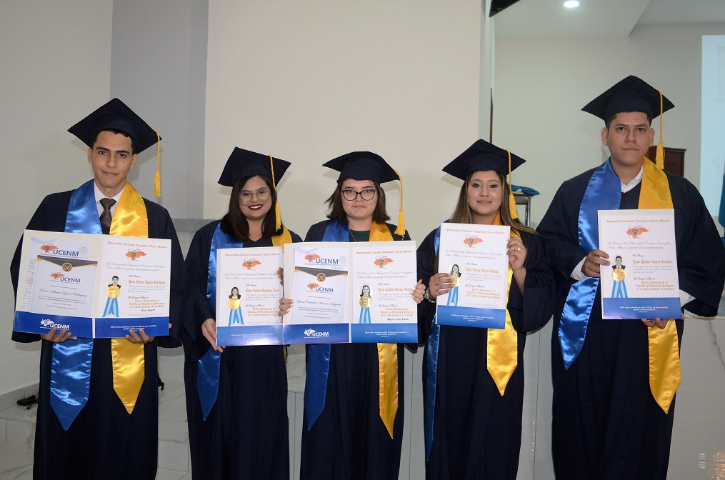 UCENM gradúa 106 nuevos profesionales de la Centésima quinta promoción 