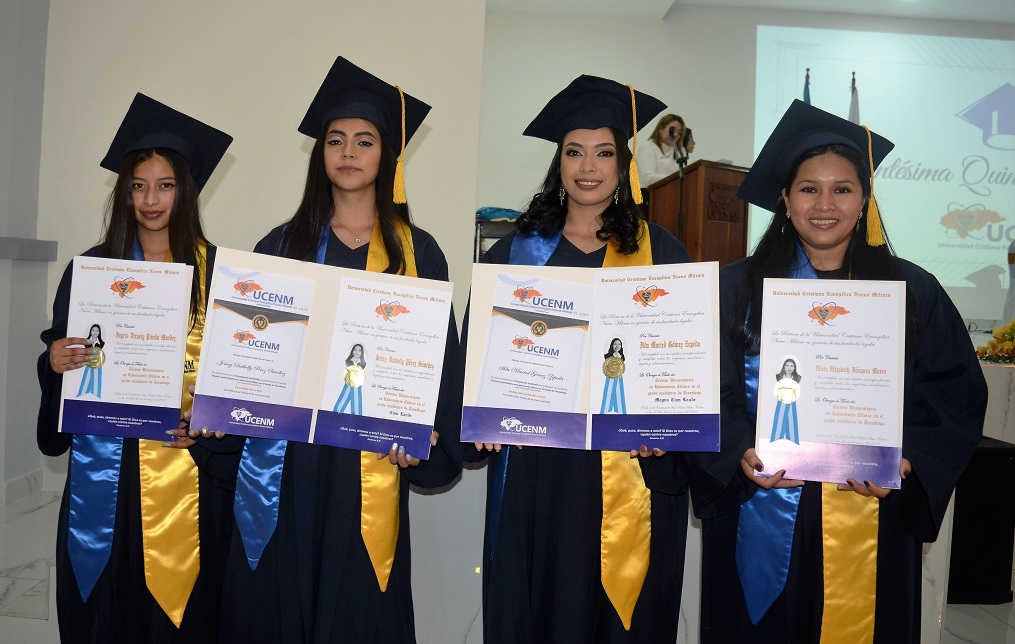 UCENM gradúa 106 nuevos profesionales de la Centésima quinta promoción 