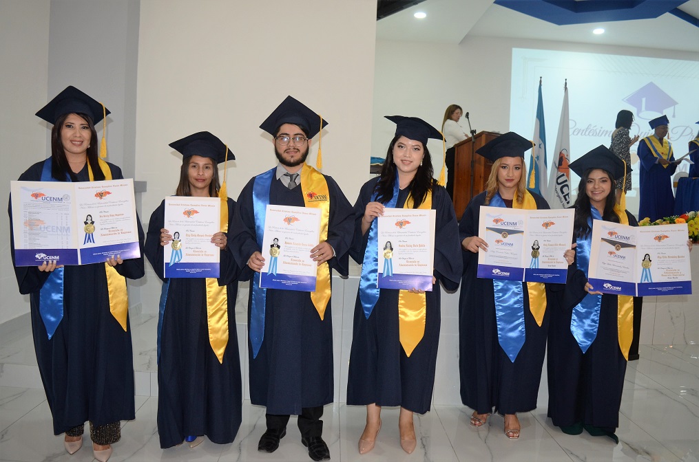 UCENM gradúa 106 nuevos profesionales de la Centésima quinta promoción 