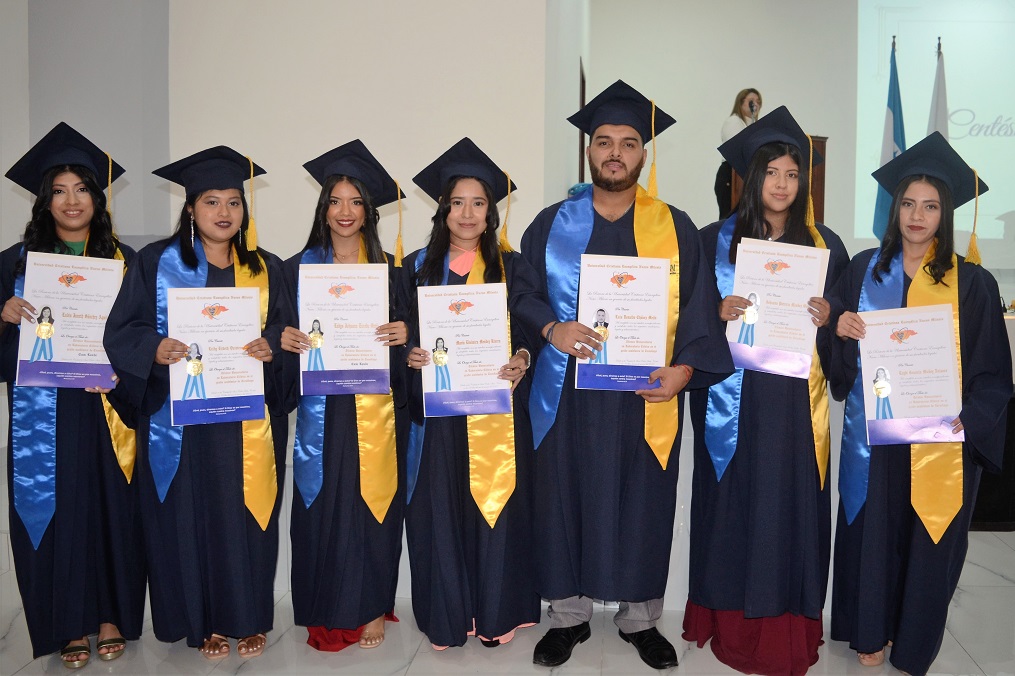 UCENM gradúa 106 nuevos profesionales de la Centésima quinta promoción 