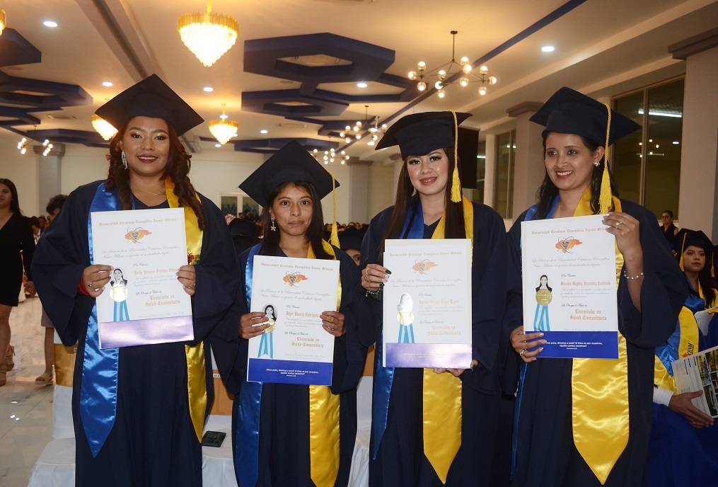 UCENM gradúa 106 nuevos profesionales de la Centésima quinta promoción 
