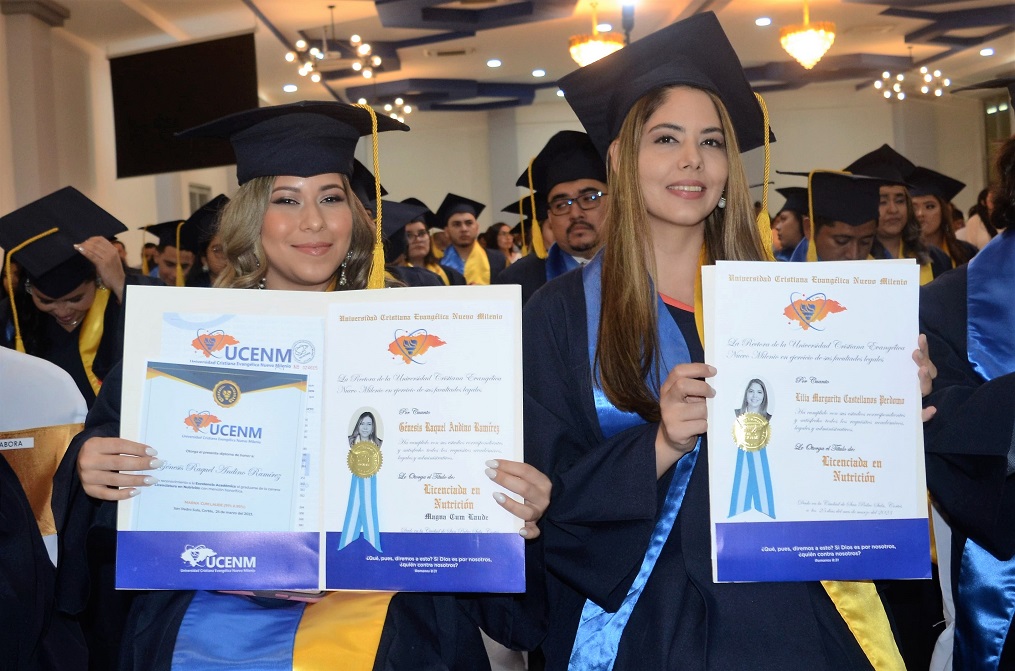 UCENM gradúa 106 nuevos profesionales de la Centésima quinta promoción 