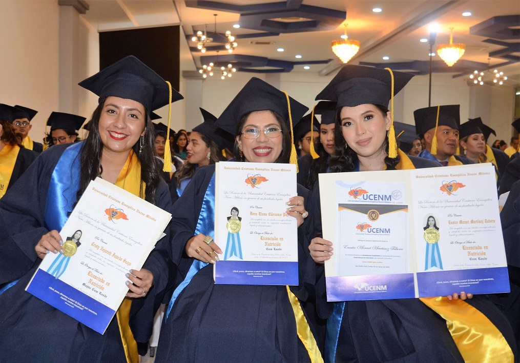 UCENM gradúa 106 nuevos profesionales de la Centésima quinta promoción 