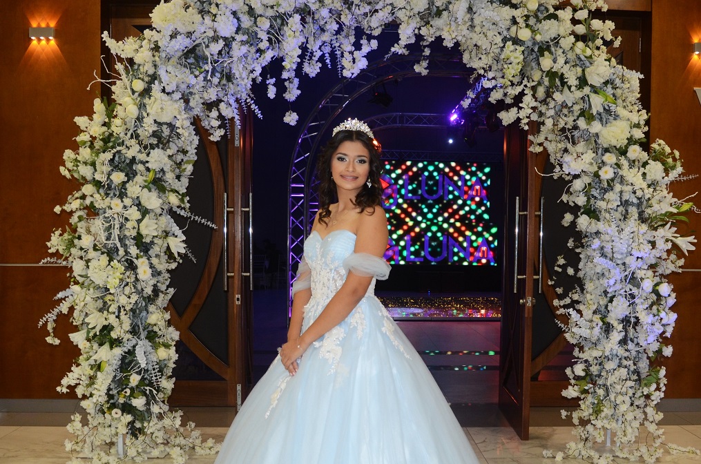 Valentina Villeda celebra sus XV años con una elegante fiesta juvenil