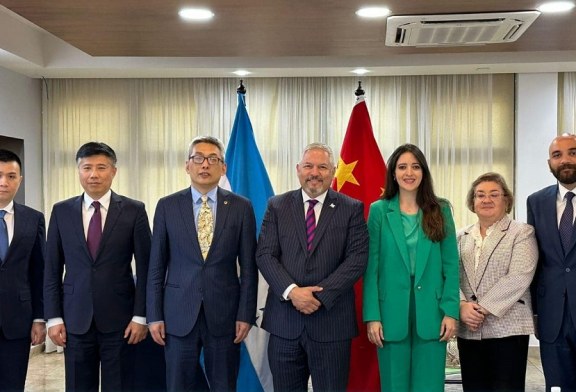 Canciller Eduardo Reina recibe delegación de la República Popular China para acelerar procesos diplomáticos