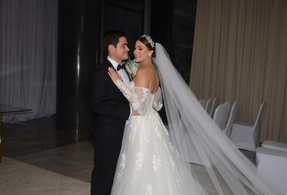Gloria Erazo y Edwin Velásquez sellan su amor ante Dios… un enlace lleno de una luz muy especia
