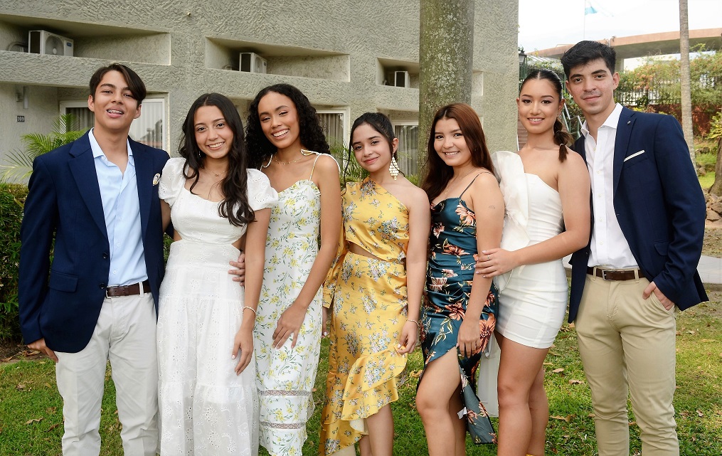 Juniors de la Happy New Dawn ofrecen fraternal despedida a seniors 2023