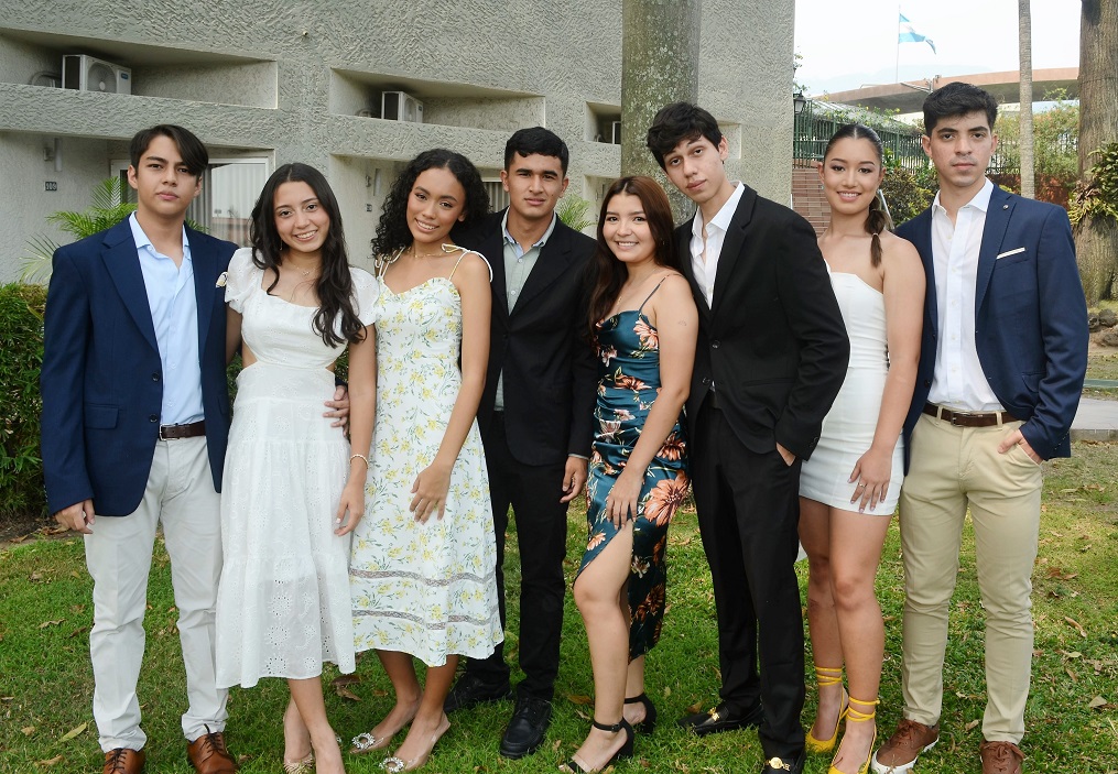 Juniors del Happy New Dawn ofrecen fraternal despedida a seniors 2023 