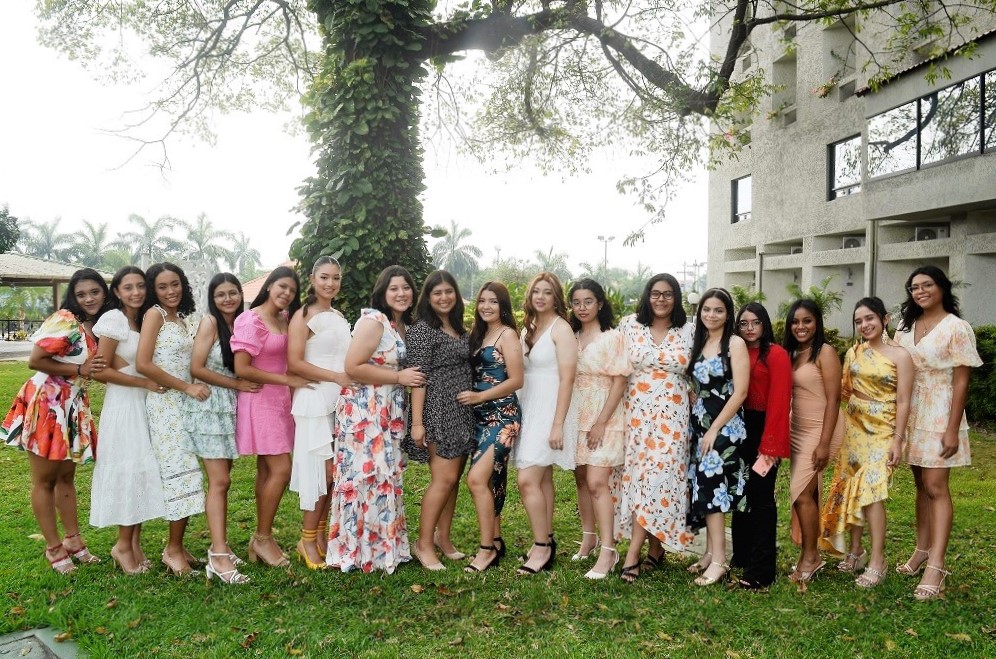 Juniors del Happy New Dawn ofrecen fraternal despedida a seniors 2023 