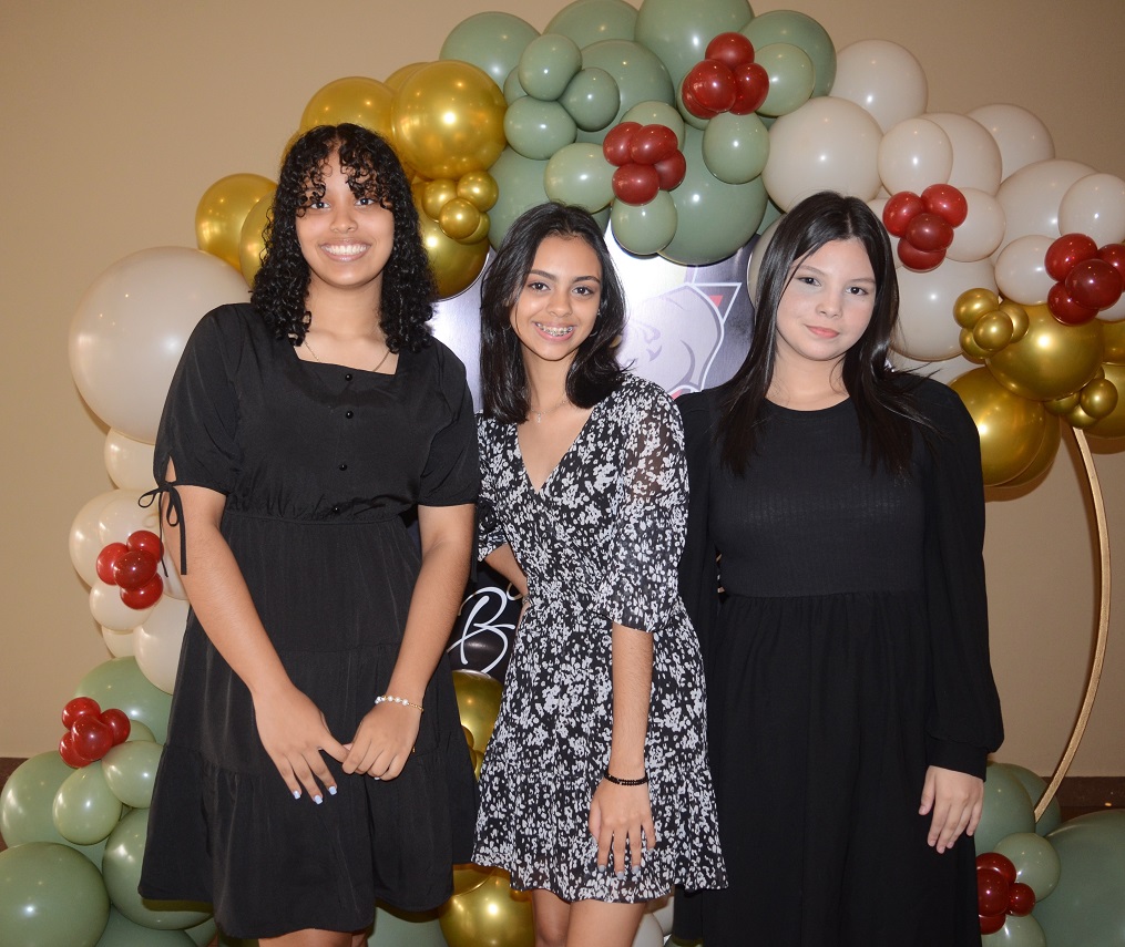 Juniors del Happy New Dawn ofrecen fraternal despedida a seniors 2023 