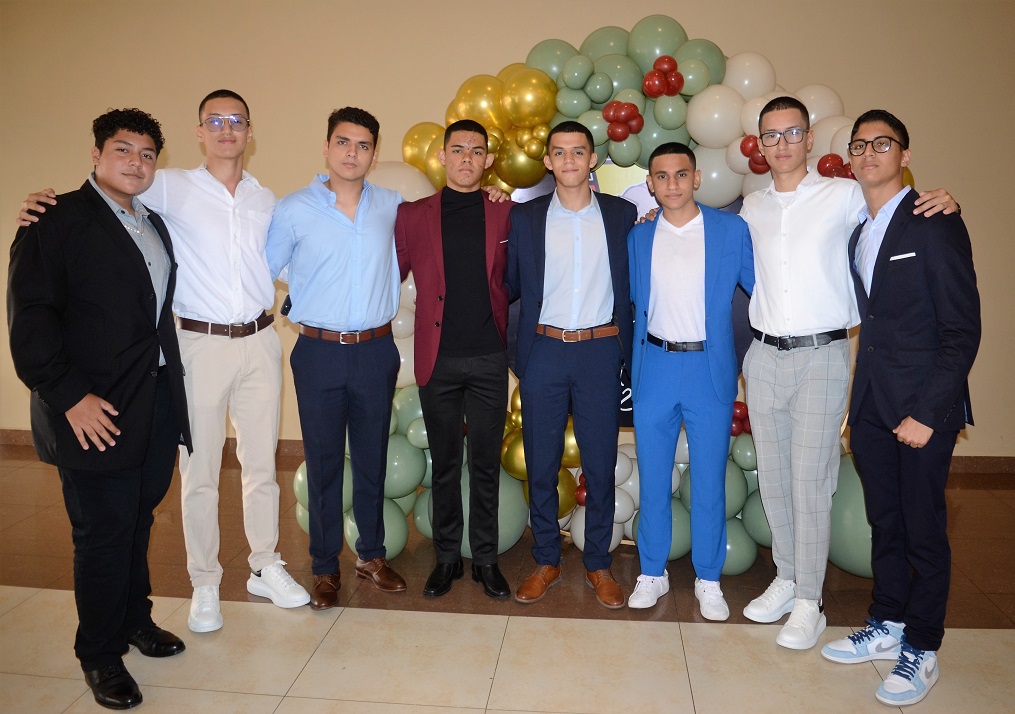 Juniors del Happy New Dawn ofrecen fraternal despedida a seniors 2023 