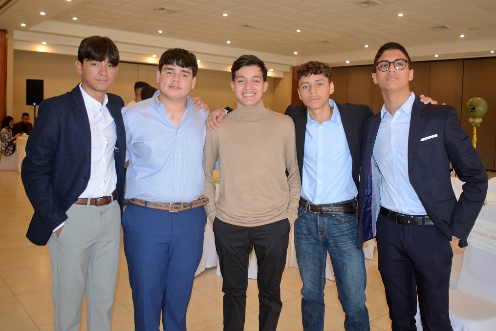 Juniors del Happy New Dawn ofrecen fraternal despedida a seniors 2023 