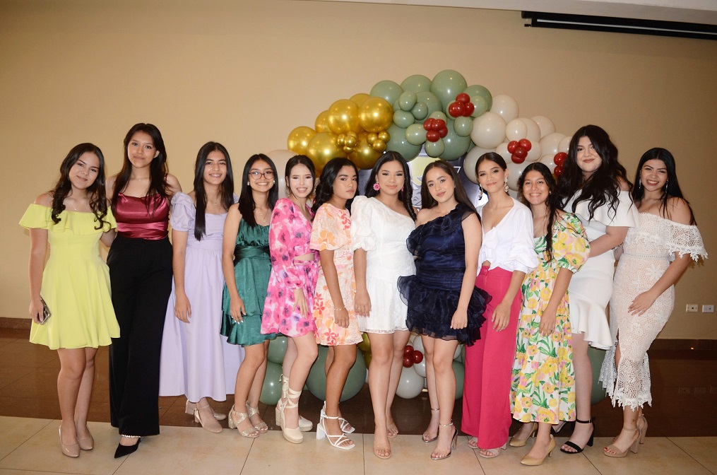 Juniors del Happy New Dawn ofrecen fraternal despedida a seniors 2023 