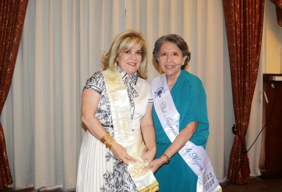 Suyapa de Chiovelli exaltada Madre del año 2023 del Club Internacional de Mujeres